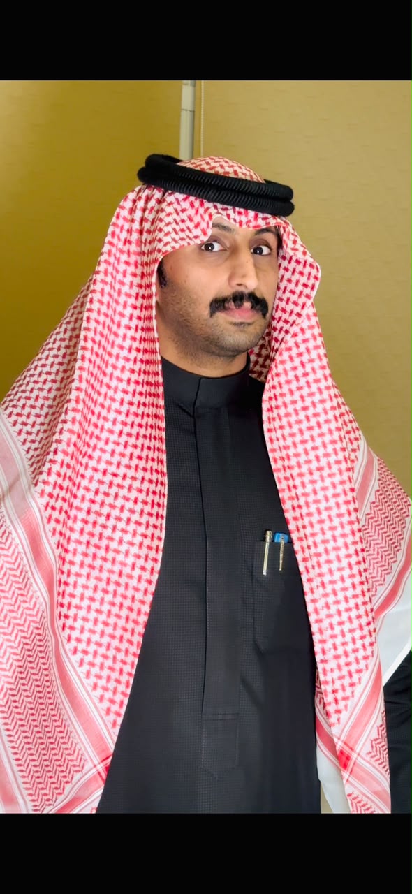 مفلح المشعلي في بورتريه بالثوب الأسود