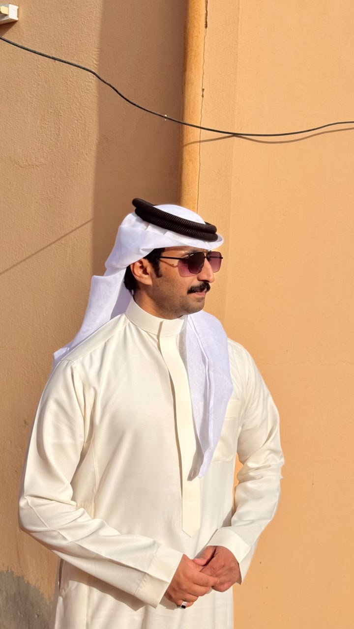 مفلح المشعلي في بورتريه بالثوب الأبيض